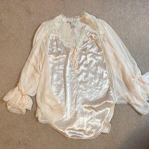 Vintage Bridal Cacique Lingerie M Women’s sleep shirt in cream. 100% polyester
